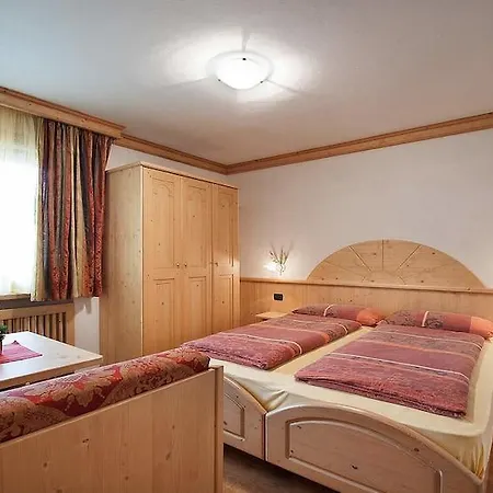 Champagne Hotell 3*