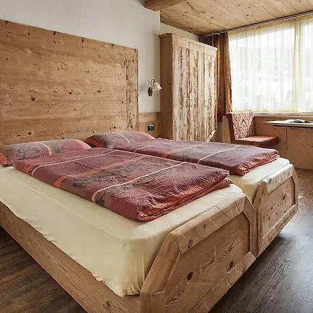 Champagne Hotell 3*