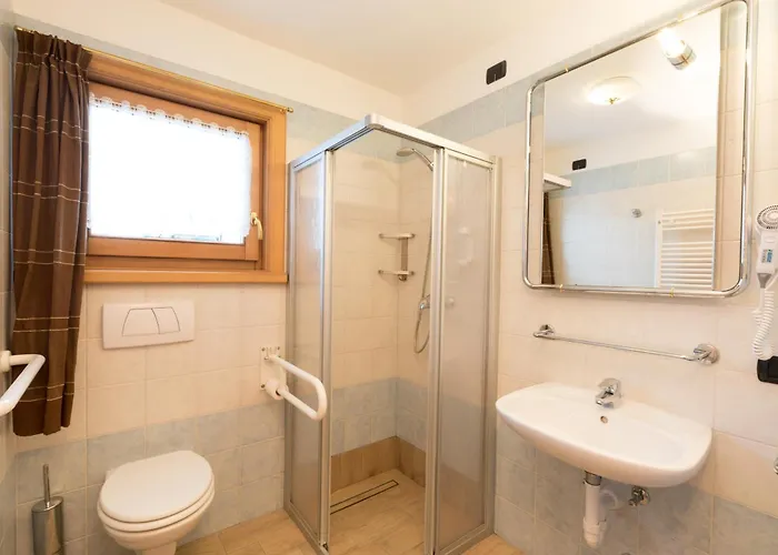 Champagne Hotell 3*